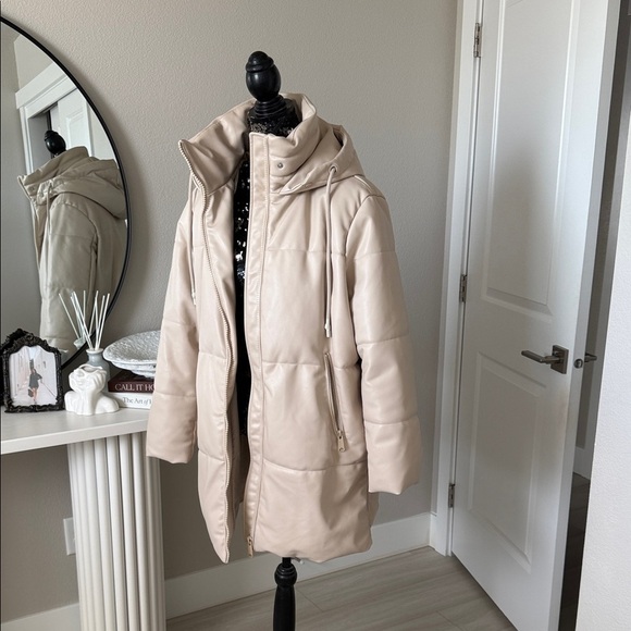 Zara Women's Beige Puffer Jacket - Picture 2 of 8